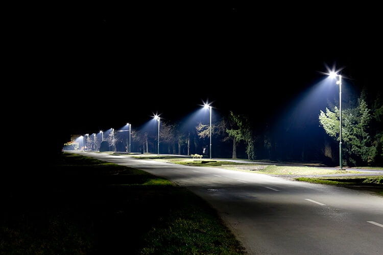 Lampadaire éclairage route de nuit – OliKrom©