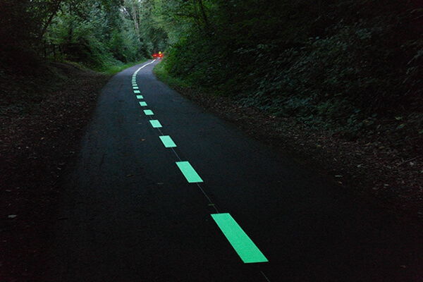 De la peinture photoluminescente testée sur une piste cyclable à Cherbourg