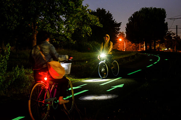 Brico-Direct.tn - Peinture phosphorescente qui devient luminescente (verte)  dans l'obscurité après avoir été exposée à la lumière. Adhère à presque  toutes les surfaces. Décoration, sécurité et fantaisie, éclatez-vous avec  un coup de