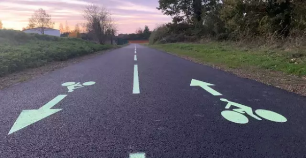 Piste cyclable Bruz en Bretagne illuminée grâce à de la peinture phosphorescente
