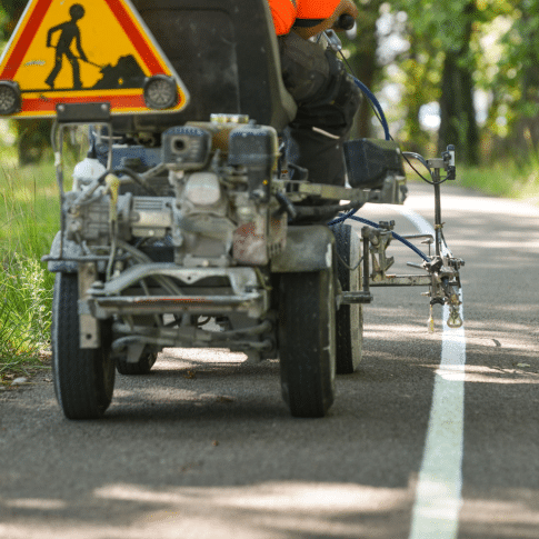 Application de peinture routière à la machine airless