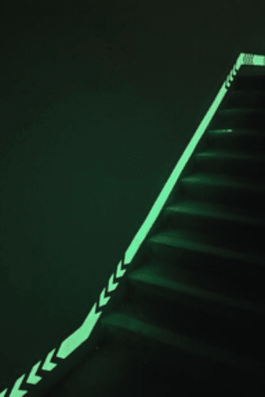 signalétique lumineuse pour evacuation urgence dans des escaliers