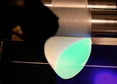 Matière fluorescente avec excitation lumineuse