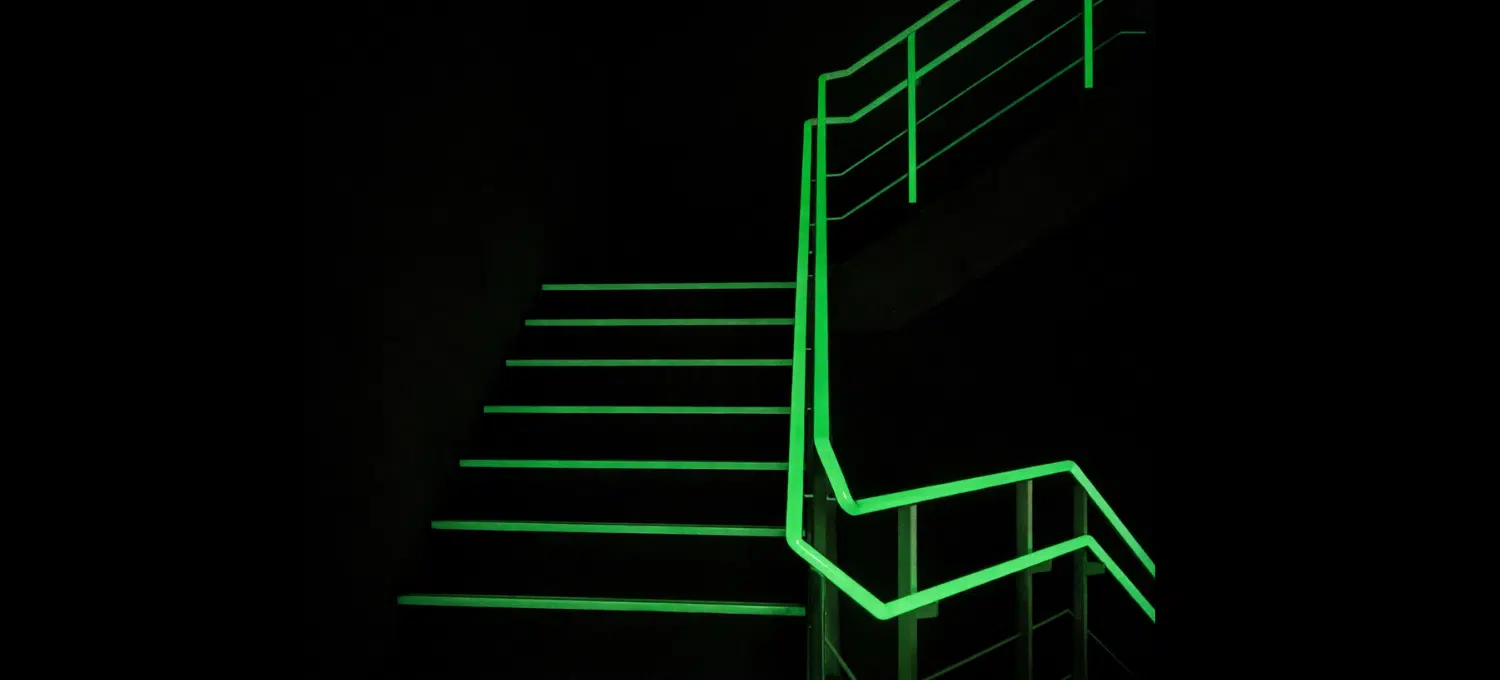 visibilite-luminescente-escaliers-marches marquage luminescent escaliers secours